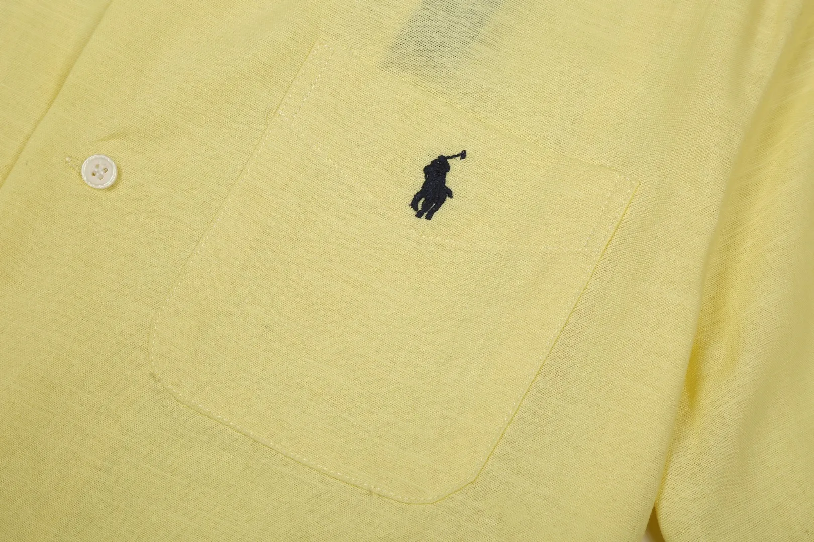P230 White background picture [High-end quality] Style number: 25055# Color: Navy blue/off-white/ice blue/light pink/chicken yellow/khaki Size: S to XL - Ralph Lauren/Ralph Lauren 25SS Summer popular high-quality old money style Cuban collar pocket style short-sleeved linen couple shirt - originality restoration 95% cotton blended bamboo linen pre-car wash treatment tight and soft texture ✅ - 100% restored workmanship Complete professional shirt with embedded clips in bifurcated sleeves, top button earrings ✅ - Custom dyed original pearlescent white buttons with different sizes ✅ - Special shaped chiffon foil inside the collar door tube, which is not easy to deform and pull ✅ - Ralph Lauren/linen pocket style short-sleeved shirt. It is different from the classic style and has a niche style. It perfectly combines comfort and high-end. An indispensable piece in summer. It is both cool and textured. It is the king of ins style with every snap. It can be used for commuting and vacationing. There’s no pressure to switch between different styles, and the classics never go out of style.